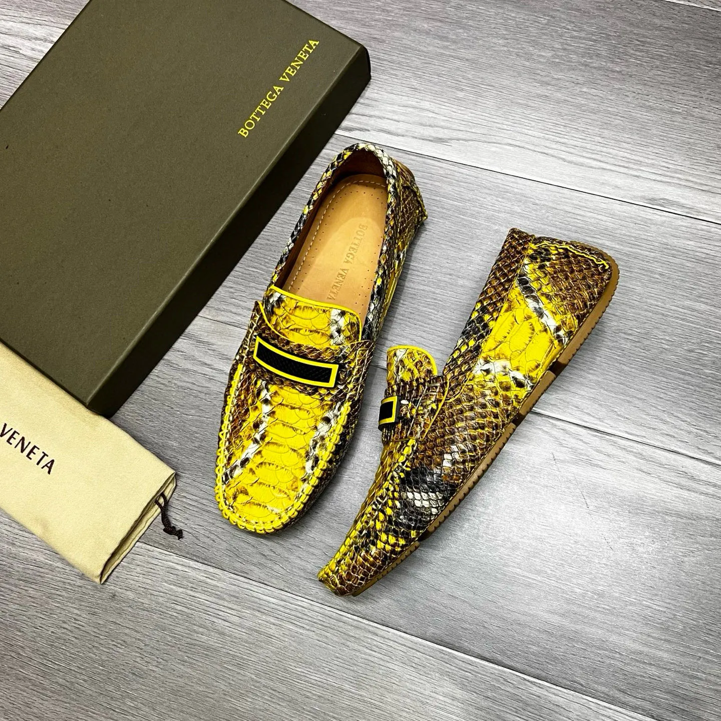 Factory price 480 BV 〰️Purely handmade classic men's beanie shoes👉👉driving shoes, slip-on shoes, made of imported cowhide from Italy, 💕water-dyed cowhide lining, 🔊original outsole, waterproof platform design, comfortable on the feet. Good choice for traveling and driving, single color available, code number: 38-44, (45 can be customized)
